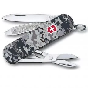 Швейцарський ніж Victorinox Classic SD 58 мм, 7 функцій, синій, принт піксельний камуфляж з червоним логотипом (0.6223.3_W3943pw)