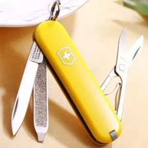 Швейцарський ніж Victorinox Classic SD 58 мм, 7 функцій, жовтий (0.6223.8)