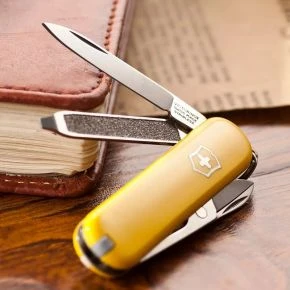 Швейцарський ніж Victorinox Classic SD 58 мм, 7 функцій, жовтий (0.6223.8)