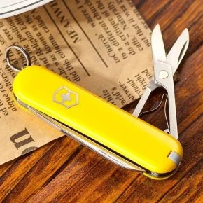 Швейцарський ніж Victorinox Classic SD 58 мм, 7 функцій, жовтий (0.6223.8)
