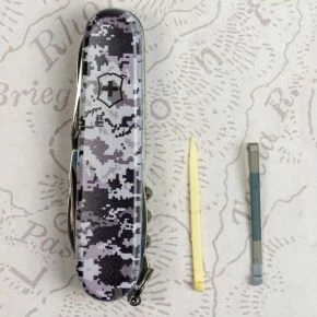 Швейцарський ніж Victorinox Climber 91 мм, 14 функцій, синій камуфляж, принт піксель (1.3703.3_W3942p)