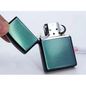 Бензинова запальничка Zippo Iridescent, переливчаста бірюзово-фіолетова (49146)